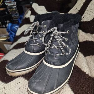 Women's Black Lace Up Boots with Fur Lining